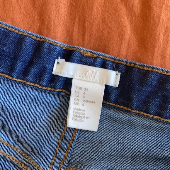 Dark wash Jean shorts lightly distressed - Picture 4 of 4